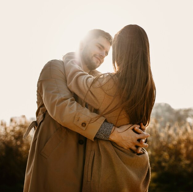 Partner di tiro medio che si tengono l'un l'altro