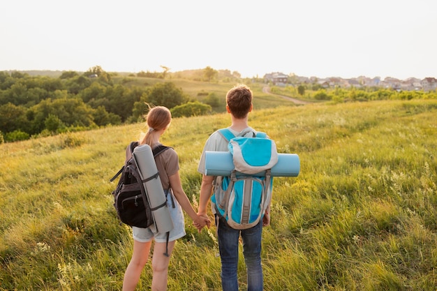 Partner di tiro medio che si tengono per mano