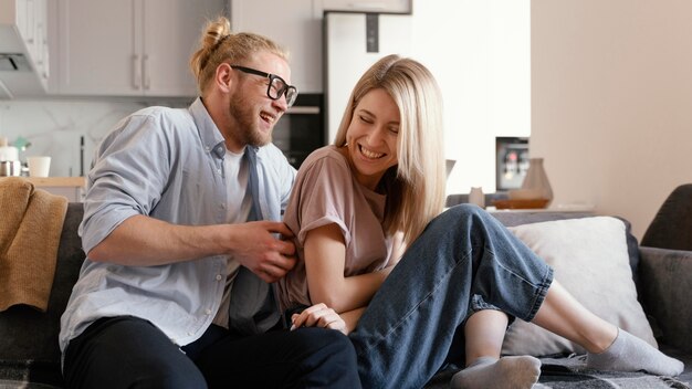 Partner di tiro medio sul divano