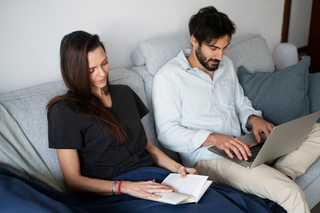 Partner di tiro medio sul divano