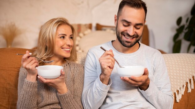 Partner di vista frontale che mangiano insieme