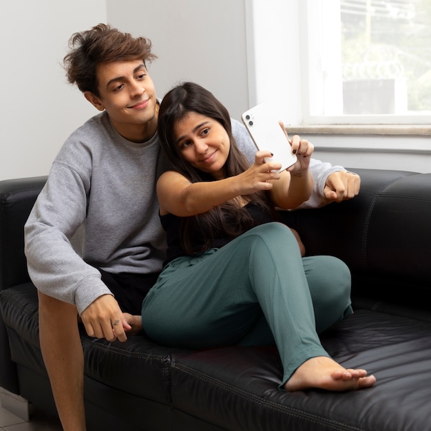 Partner di vista laterale che prendono selfie