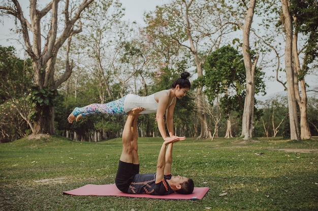 Partner di yoga con posa difficile e acroatica