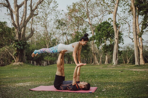 Partner di yoga con posa difficile e acroatica