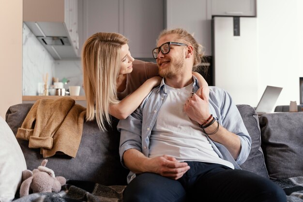 Partner felici del colpo medio sul divano