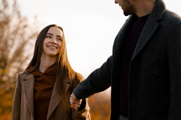 Partner felici del primo piano che tengono le mani