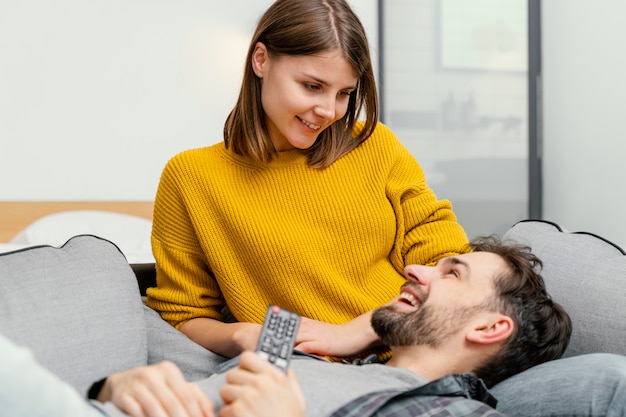 Partner in primo piano che si guardano l'un l'altro