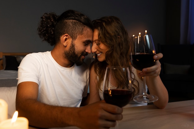 Partner romantici di piano medio con il vino