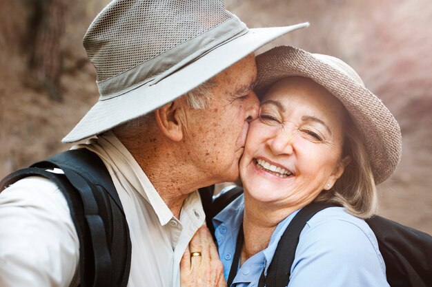 Partner senior felici che prendono selfie nella foresta