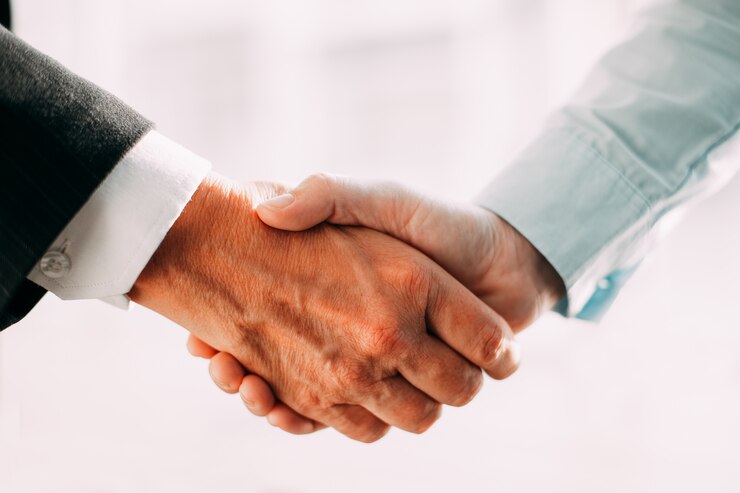 Foto gratuito partner unione esecutivo del primo piano di sesso maschile