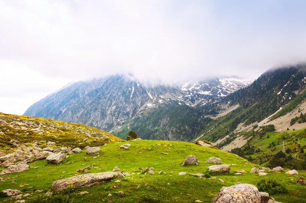 passaggio di montagna in giornata nuvolosa. Port de la Bonaigua