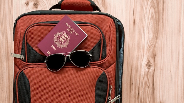 Passaporto e occhiali da sole in valigia