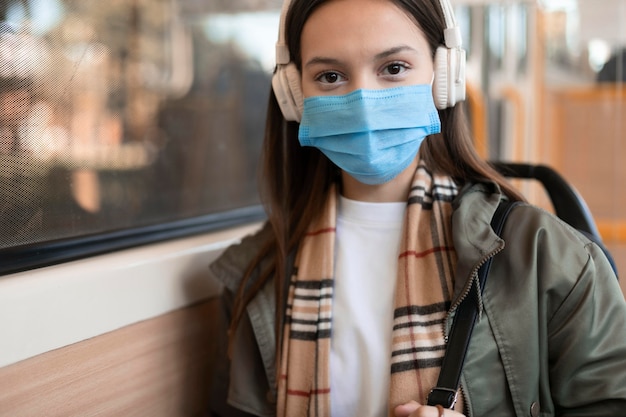 Passeggero femminile che indossa maschera medica