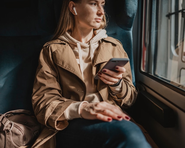 Passeggero femminile di vista frontale che ascolta la musica