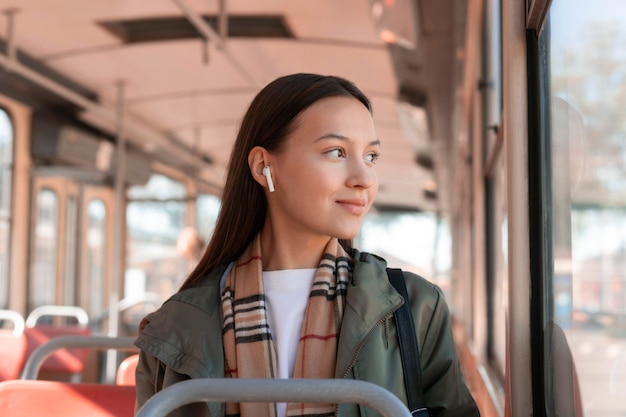 Passeggero femminile guardando fuori dal finestrino di un tram