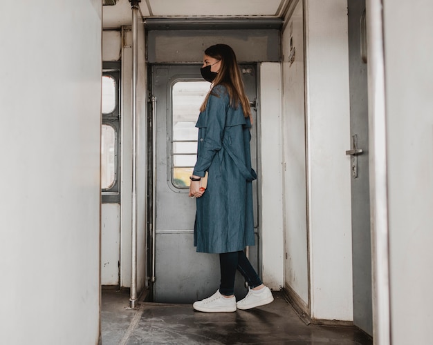 Passeggero laterale nel treno in piedi