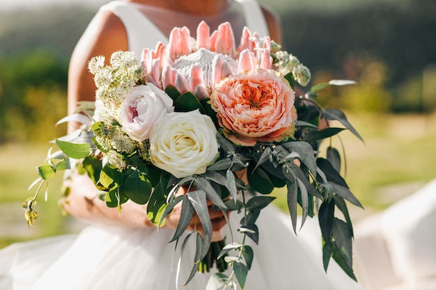 Passeggiata della sposa. Bella sposa in abito classico cammina con ar