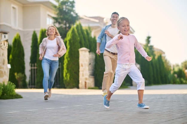 Passeggiata in famiglia. Giovane famiglia che fa una passeggiata e si diverte