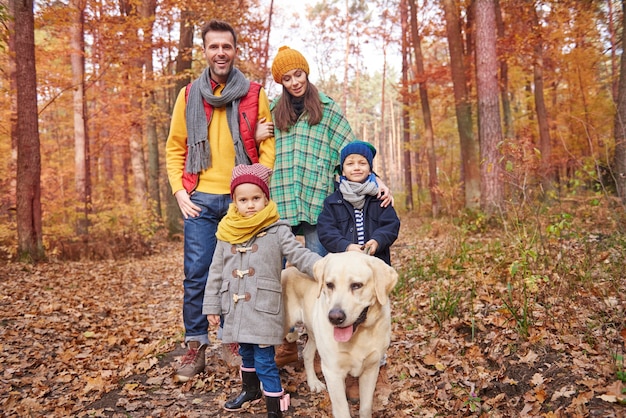 Passeggiata in famiglia nella foresta