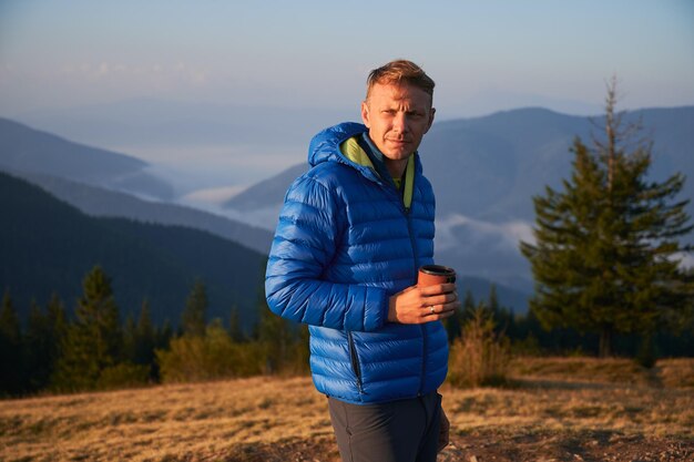 Passeggiata mattutina all'aria aperta in montagna