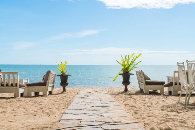 Passerella con cielo e mare