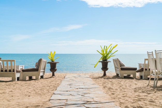 Passerella con cielo e mare