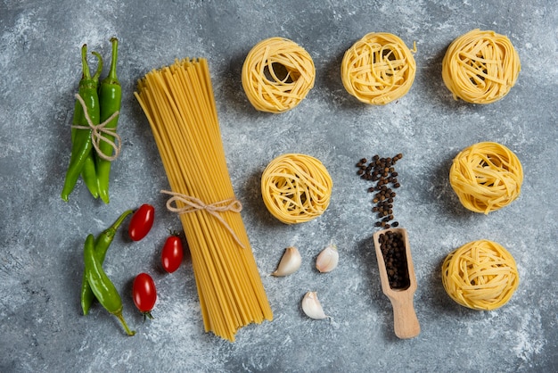 Pasta a nido crudo con spezie e verdure.