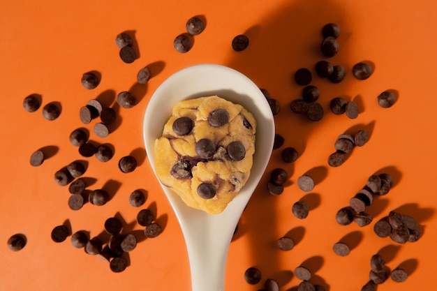 Pasta biscotto con gocce di cioccolato nel cucchiaio