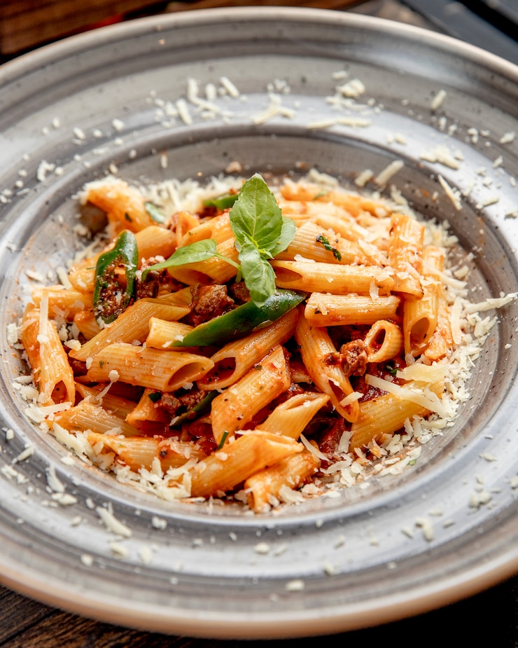 Foto gratuito pasta con carne grattugiata e foglia di basilico