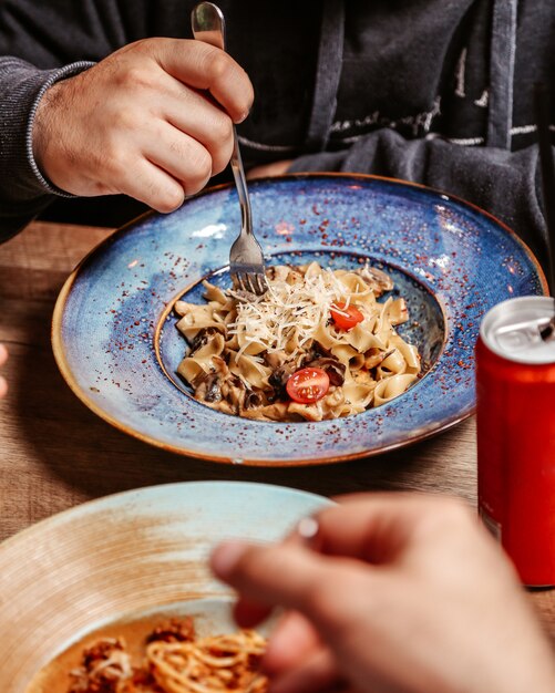 Pasta Con Formaggio E Pomodori