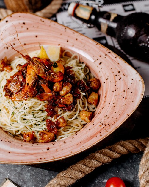 Pasta con gamberi peperoni e pomodorini