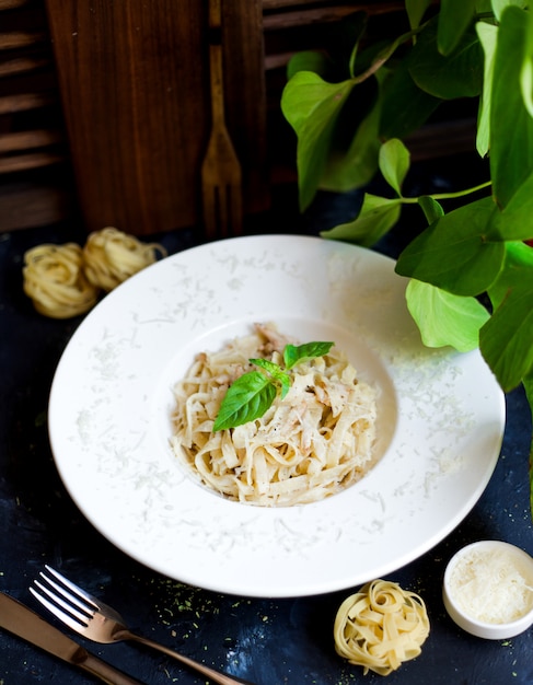 Pasta con panna acida e funghi