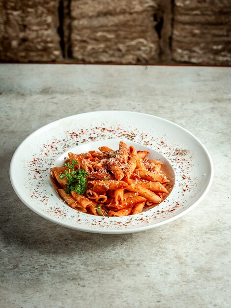 Pasta con pomodoro e patatine al formaggio