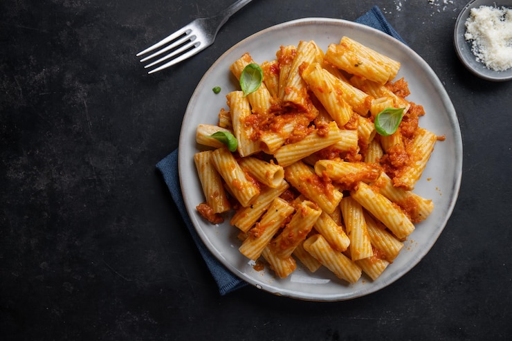 Foto gratuito pasta con salsa di pomodoro servita in ciotola