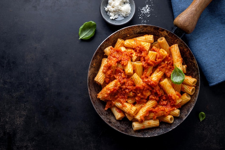 Foto gratuito pasta con salsa di pomodoro servita in padella