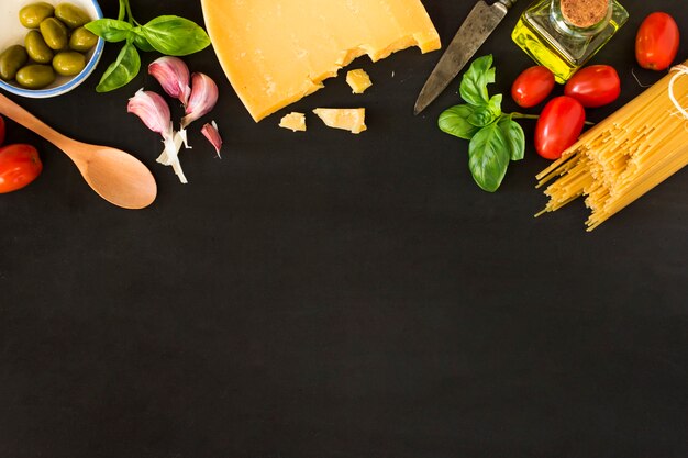 Pasta con verdure e formaggio su sfondo nero