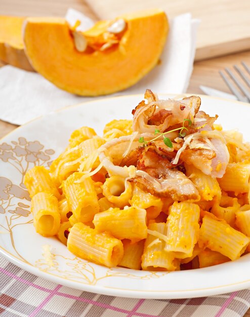 Pasta con zucca, liquore e pancetta