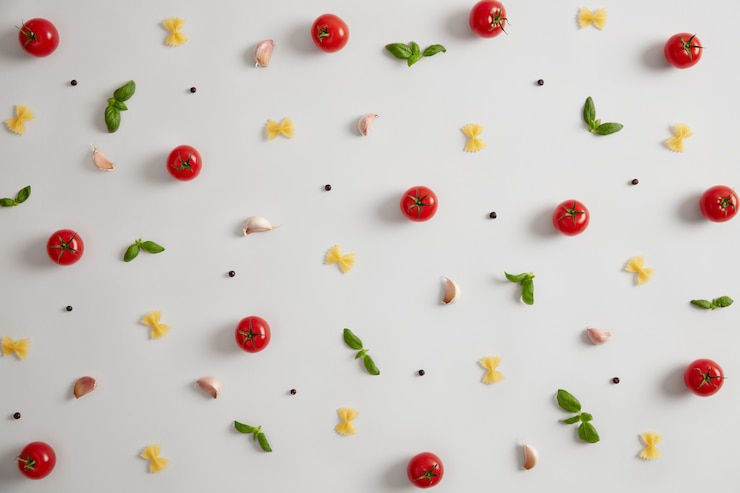 Foto gratuito pasta cruda a forma di farfallino delle farfalle, pomodori rossi, basilico e spezie per la preparazione del cibo italiano. messa a fuoco selettiva. maccheroni come fonte di carboidrati. cucina tradizionale. ingredienti freschi crudi