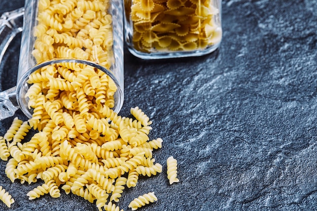 Pasta cruda dentro un barattolo di vetro.