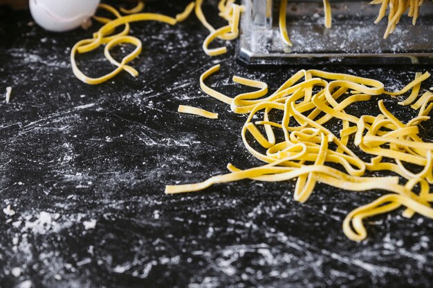 Pasta cruda su tavolo nero