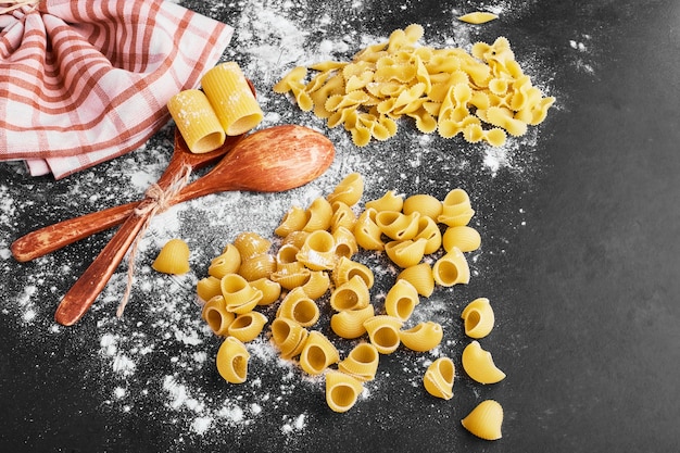 Pasta cruda su una superficie ricoperta di farina.