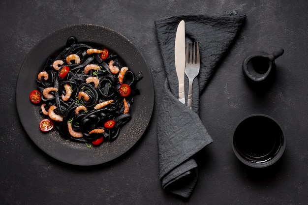 Pasta deliziosa del gambero nero di vista superiore con la salsa di soia