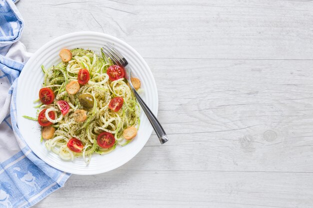 Pasta deliziosa del vegano sul piatto con lo spazio della copia