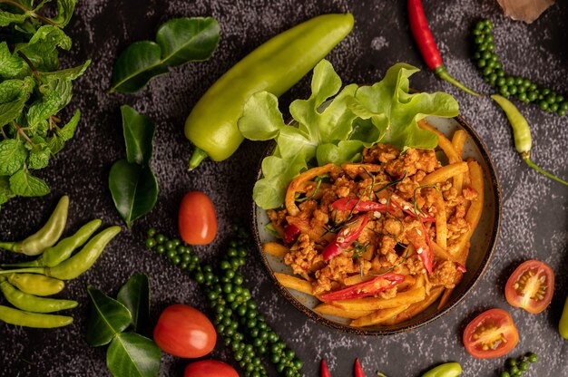 Pasta di curry saltata in padella con germogli di bambù e maiale macinato