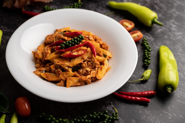 Pasta di curry saltata in padella con germogli di bambù e maiale macinato