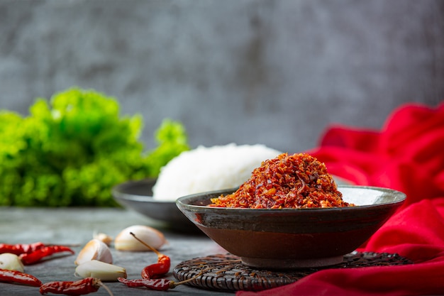 Pasta di maiale croccante mescolata con bellissimi ingredienti decorativi, cibo tailandese.