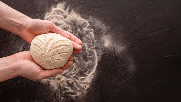 Pasta di pane del primo piano con fondo scuro