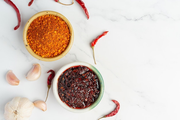 Pasta di peperoncino in una piccola ciotola di ceramica