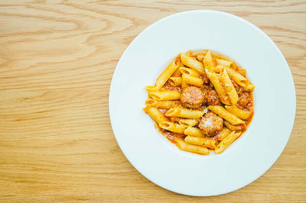 Pasta di polpette con salsa