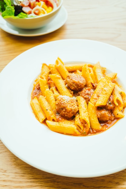 Pasta di polpette con salsa